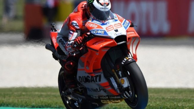 Pebalap Ducati, Jorge Lorenzo, saat menjalani latihan di Sirkuit Le Mans, Prancis, Jumat (18/5/2018). [AFP/Jean-Francois Monier]