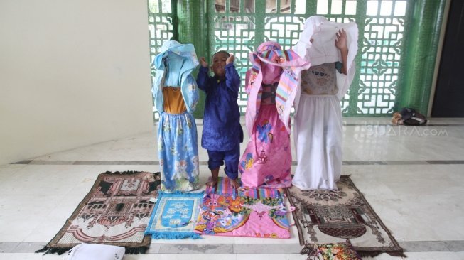 Suasana Masjid Babah Alun, Jalan Papanggo, kolong Tol Wiyoto Wiyono, Warakas, Jakarta Utara, Senin (21/5).