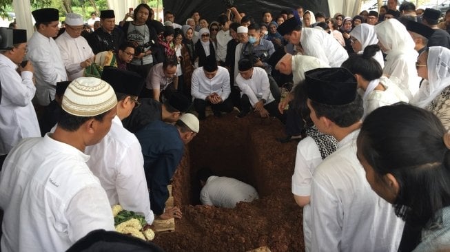 Jenazah Adara Taisti (27) dimakamkan di Taman Pemakaman Tanah Kusir. (Suara.com/Lili Handayani)