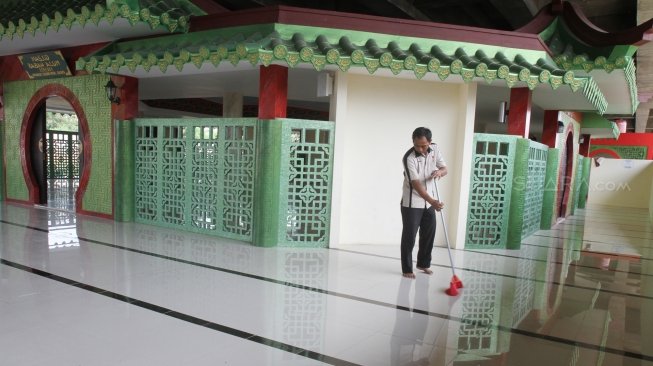 Suasana Masjid Babah Alun, Jalan Papanggo, kolong Tol Wiyoto Wiyono, Warakas, Jakarta Utara, Senin (21/5).