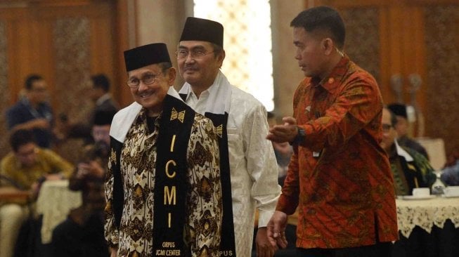 Mantan Presiden yang juga Ketua Dewan Kehormatan Ikatan Cendekiawan Muslim se-Indonesia (ICMI) BJ Habibie (kiri) didampingi Ketua Umum ICMI Jimly Asshidiqie bersiap memberikan paparan sebagai pembicara kunci pada sarasehan nasional yang diselenggarakan oleh ICMI di Jakarta, Senin (21/5).