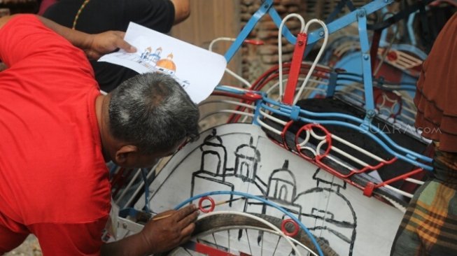 Tukang Becak di Kota Lama Semarang. (Foto: Suara.com/Adam Iyasa)