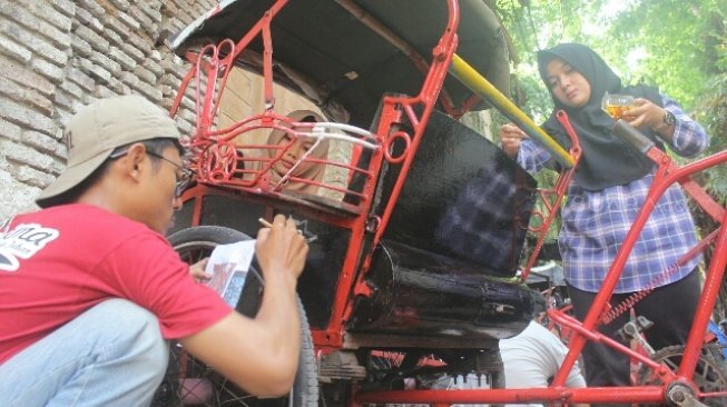 Tukang Becak di Kota Lama Semarang. (Foto: Suara.com/Adam Iyasa)