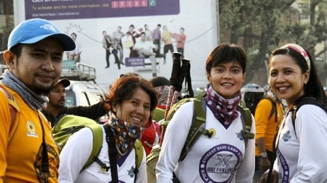 Tiara Savitri bersama teman-teman yang hobi kegiatan alam. (Foto: Dok. Tiara Savitri)