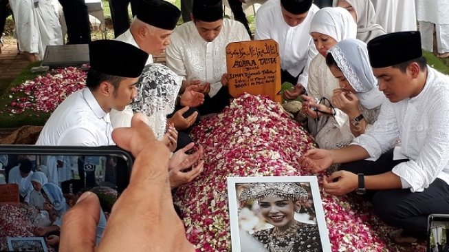 Air Mata di Pemakaman Menantu Hatta Rajasa