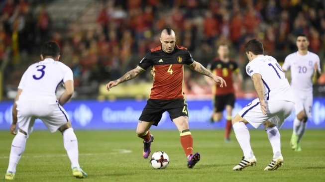 Radja Nainggolan membela tim nasional Belgia menghadapi Yunani di kualifikasi Piala Dunia 2018 [AFP]