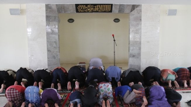 Suasana Masjid Babah Alun, Jalan Papanggo, kolong Tol Wiyoto Wiyono, Warakas, Jakarta Utara, Senin (21/5).