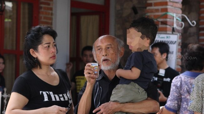 Sanak family bergantian mencoba membujuk CA, putra korban bom bunuh diri Gereja Santa Maria Tak Bercela, agar tidak rewel dan terus merengek, Selasa (22/5/2018). [Suara.com/Dimas]