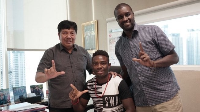 Osas Saha saat menandatangani kontrak bersama Direktur Utama Persija Gede Widiade. (dok. Media Persija).