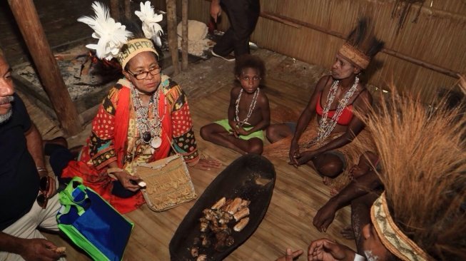 Menteri Pemberdayaan Perempuan dan Perlindungan Anak (PPPA) Yohana Yembise, saat mengunjungi Kampung Astj, suku Asmat Papua.