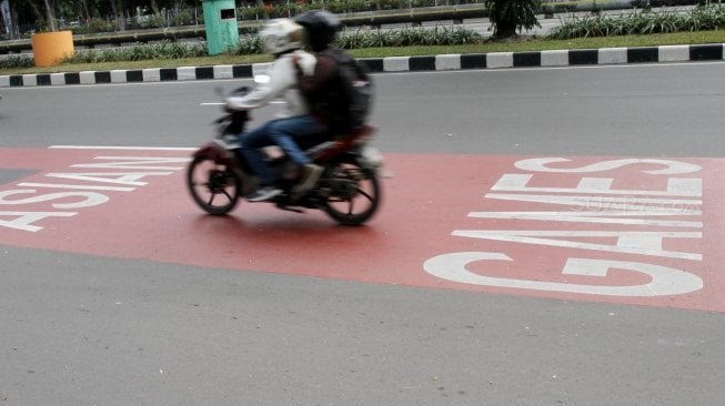 Kendaraan melintas di samping jalur khusus kontingen Asian Games 2018 di Jalan Benyamin Sueb, Kemayoran, Jakarta, Selasa (22/5).