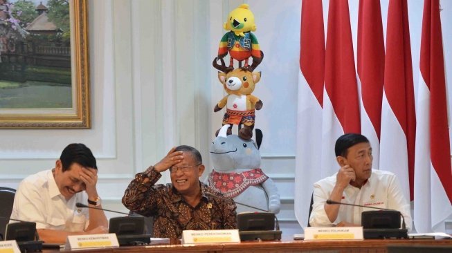 Menko Maritim Luhut Binsar Panjaitan (kiri), Menko Perekonomian Darmin Nasution (tengah), dan Menko Polhukam Wiranto bersiap mengikuti rapat terbatas mengenai terorisme di Kantor Presiden, Jakarta, Selasa (22/5). 