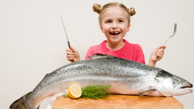Ilustrasi anak makan. (Shutterstock)