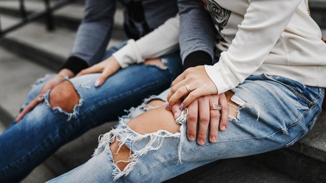 Celana Jeans sobek jadi tren fashion ( Shutterstock )