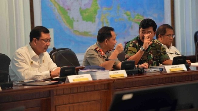 Kepala BIN Budi Gunawan (kiri), Kapolri Jenderal Pol Tito Karnavian (kedua kiri) Panglima TNI Marsekal TNI Hadi Tjahjanto (kedua kanan) dan Menkominfo Rudiantara mengikuti rapat terbatas mengenai terorisme di Kantor Presiden, Jakarta, Selasa (22/5). 