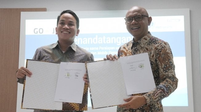 Direktur Utama PT MRT Jakarta, William P Sabandar bersama Presiden Go-JEK Indonesia Andre Soelistyo usai menandatangani Nota Kesepahamam terkait "Studi pengembangan Non-Farebox Busines dan Mobile Payment untuk MRT Jakarta" di Wisma Nusantara, Jakarta, Selasa (22/5).