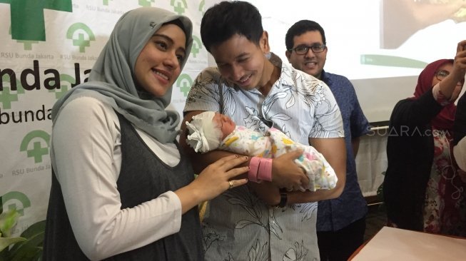 Fairuz A. Rafiq dan Sonny Septian memperkenalkan anak keduanya yang berjensi kelamin perempuan. (Sumarni/Suara.com) 