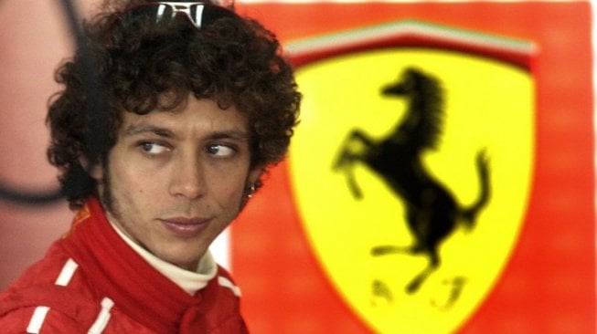 Legenda balap MotoGP, Valentino Rossi, berada di garasi tim Ferrari. [AFP/Jose Jordan]