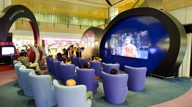 Nonton sepakbola bersama penumpang lain di Changi Airport [Shutterstock]