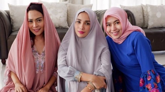 Artis Ussy Sulistiawaty berhijab. [Instagram]