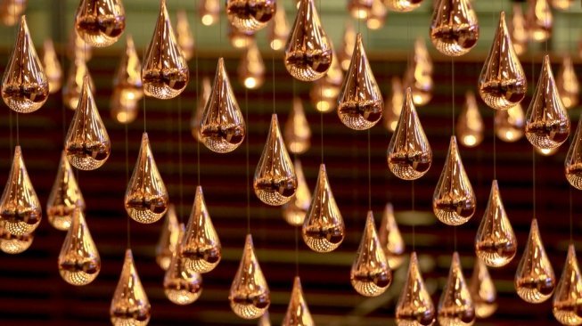 The Kinetic Rain yang menjadi primadona seni instalasi terbaru di Changi Airport [Shutterstock]