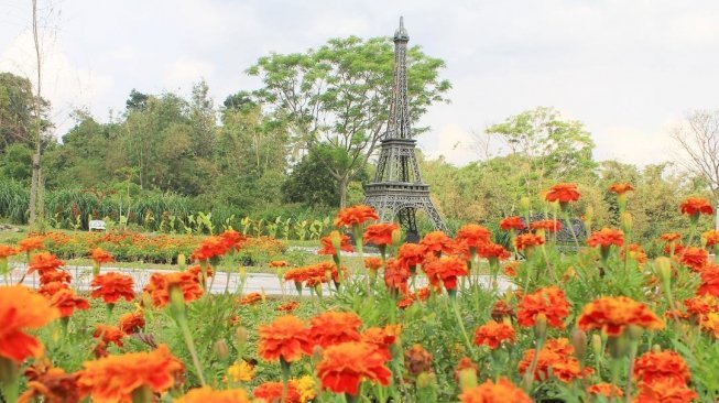 Indahnya Menara Eiifel ala The World Landmarks Merapi Park Jogja. (Instagram @merapipark.jogja)