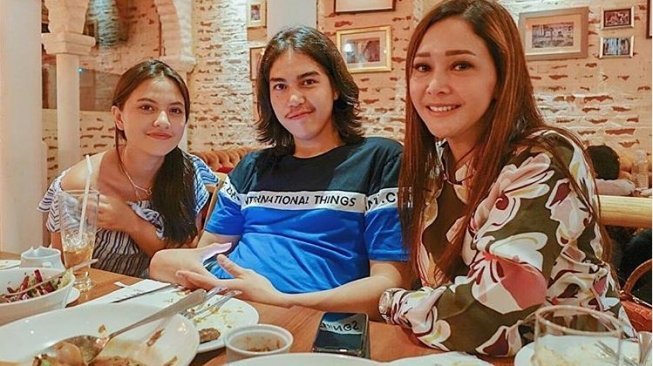 El Rumi bersama kekasihnya, Marsha Aruan dan ibunya, Maia Estianty. (Instagram)