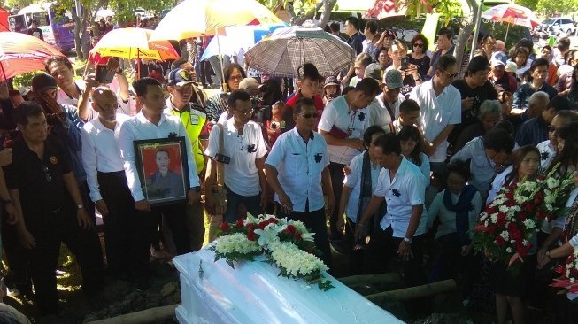 Haru dan Histeris Iringi Pemakaman Bayu, Korban Bom Gereja