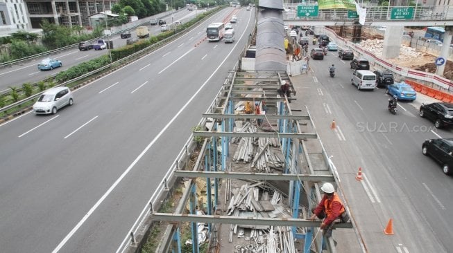 Sejumlah pekerja membongkar halte TransJakarta BNN di kawasan Cawang, Jakarta, Rabu (23/5).