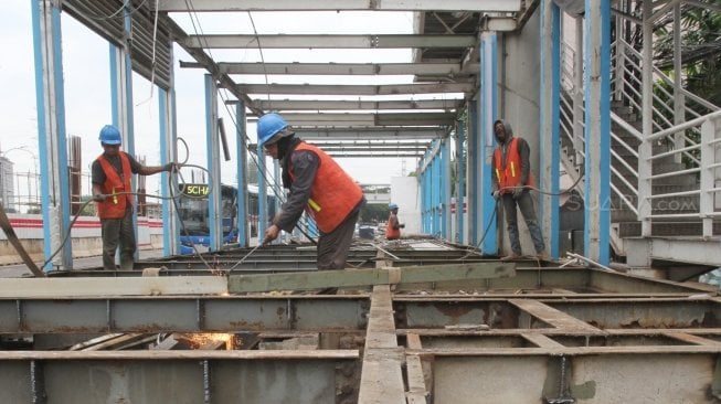 Sejumlah pekerja membongkar halte TransJakarta BNN di kawasan Cawang, Jakarta, Rabu (23/5).