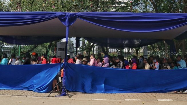 Penukaran uang pecahan kecil di gerai perbankan di lapangan IRTI Monas Jakarta, Rabu (23/5). 