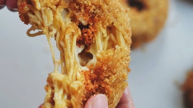 Donat Indomie Goreng. (Instagram/@xcoffee.id)