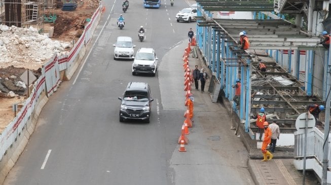 Sejumlah pekerja membongkar halte TransJakarta BNN di kawasan Cawang, Jakarta, Rabu (23/5).