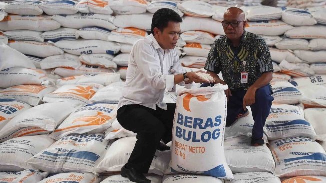 Direktur Operasional dan Pelayanan Publik Bulog Karyawan Gunarso (kiri) didampingi Kabid Operasional dan Pelayanan Publik Divre Jakarta Banten Bahtera Pinem (kanan) memeriksa kualitas beras Bulog di Gudang Bulog Kelapa Gading, Jakarta, Kamis (24/5).