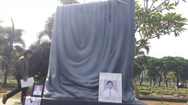 Kusmiati terus berurai air mata di Monumen Mei 1998, Taman Pemakaman Umum, Cipayung, Jakarta, Minggu (13/5/2018). [Suara.com/Ummi Hadyah Saleh]