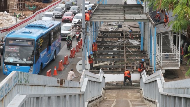 Karena halte terkena dampak pembangunan proyek LRT.