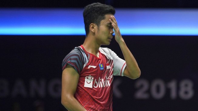 Pebulu tangkis tunggal putra Indonesia, Anthony Sinisuka Ginting, menyeka keringatnya dalam laga perdana semifinal Piala Thomas 2018 kontra tunggal putra Cina, Chen Long, di Impact Arena, Bangkok, Jumat (25/5/2018). [Antara/Puspa Perwitasari]