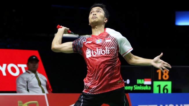 Pebulutangkis tunggal putra Indonesia, Anthony Sinisuka Ginting, gagal sumbang poin setelah kalah dari Chen Long (Cina), 20-22 dan 16-21, dalam semifinal Piala Thomas 2018, Jumat (25/5). [Humas PBSI]