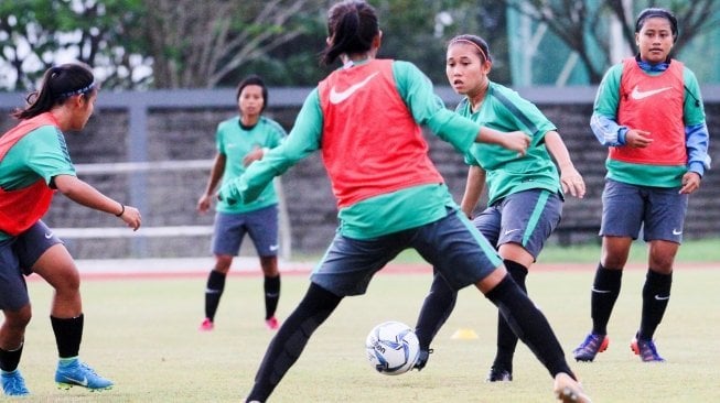 Sejumlah pemain timnas putri atau timnas wanita Indonesia mengikuti latihan di lapangan arena atletik Jakabaring Sport City (JSC), Palembang, Sumatera Selatan, Jumat (25/5/2018), jelang laga persahabatan melawan Thailand. [Antara/Nova Wahyudi]