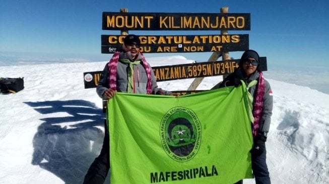 Dua Pendaki Universitas Sriwijaya Tapaki Puncak Kilimanjaro