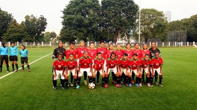 Pose para pemain timnas putri atau timnas wanita Indonesia saat menjalani laga uji coba lawan tim legenda Lapangan ABC Senayan, Jakarta, Kamis (5/4/2018) lalu. [Suara.com/Adie Prasetyo Nugraha]