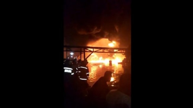 Kapal Tanker Minyak Milik Pertamina Terbakar di Banjarmasin