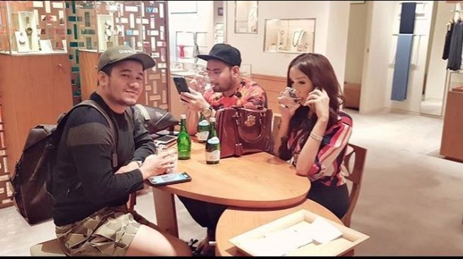 Lucinta Luna bersama dua manajernya, Didi dan Jefangga. (Instagram)