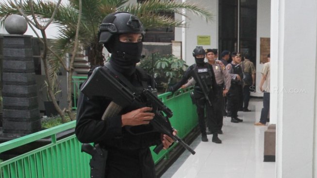 Petugas kepolisian berjaga saat sidang kasus terorisme dengan terdakwa Aman Abdurrahman di PN Jakarta Selatan, Jakarta, Jumat (25/5/2018). [suara.com/Oke Atmaja]
