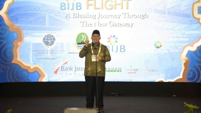 Gubernur Jawa Barat, Ahmad Heryawan (Aher), melakukan  historical flight (penerbangan bersejarah) dari Bandara Husein Sastranegara ke BIJB Kertajati, Kamis (24/5/2018). (Sumber: Istimewa)