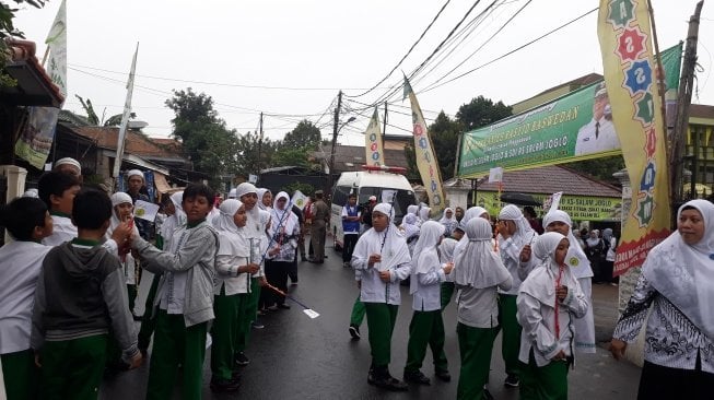 Gerimis, Anak-anak SD Masih Disuruh Tunggu Anies Datang