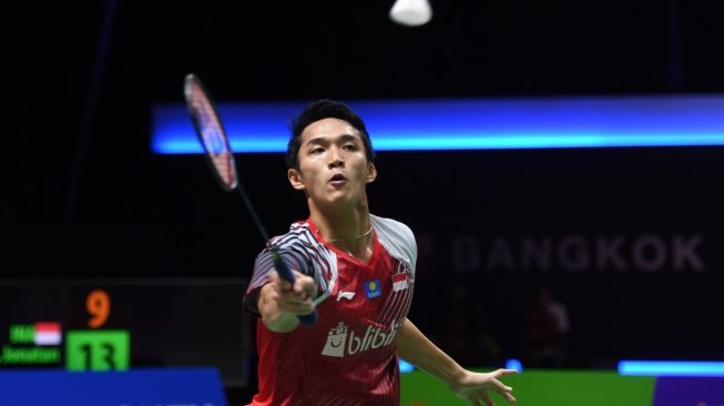 Pebulu tangkis tunggal putra Indonesia, Jonatan Christie, saat mengembalikan kok ke arah lawannya, tunggal putra Cina, Shi Yuqi, dalam pertandingan babak semifinal Piala Thomas 2018 di Impact Arena, Bangkok, Jumat (25/5/2018). [Antara/Puspa Perwitasari]