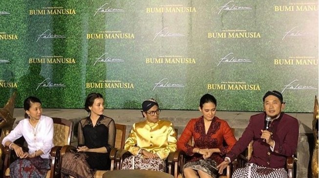 Press Conference pengenalan cast list film BumiManusia (falconpictures_/instagram).