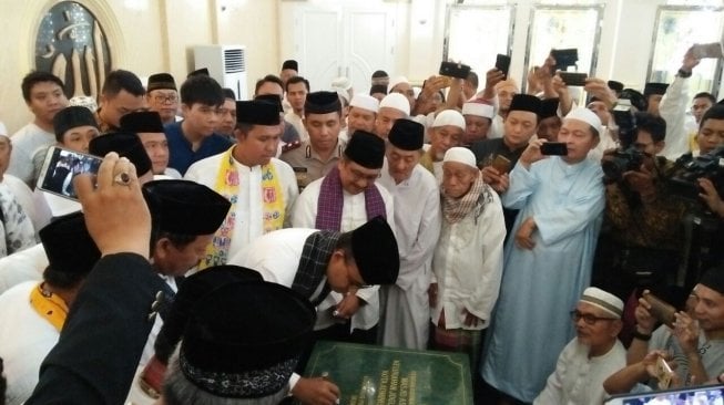 Gubernur Jakarta Anies Baswedan meresmikan Masjid As Salam, Joglo, Jakarta, Jumat (25/5/2018). (Suara.com/Ummi Hadyah Saleh)