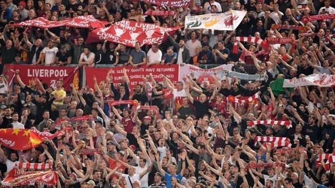 Suporter Liverpool saat memberikan dukungan kepada skuatnya saat menghadapi AS Roma di leg kedua semifinal Liga Champions di Stadion Olimpico, Roma, (2/5/2018). Alberto PIZZOLI / AFP